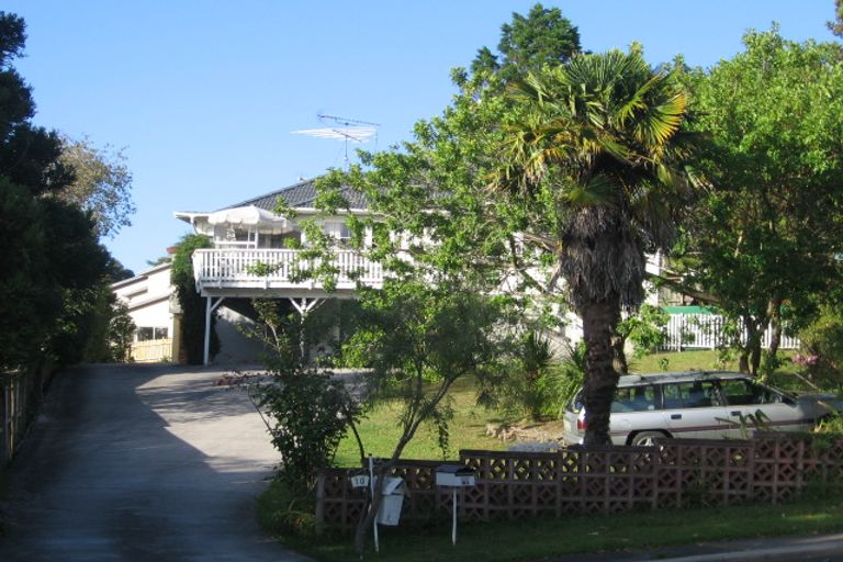 Photo of property in 2/10 Roband Avenue, Glenfield, Auckland, 0629