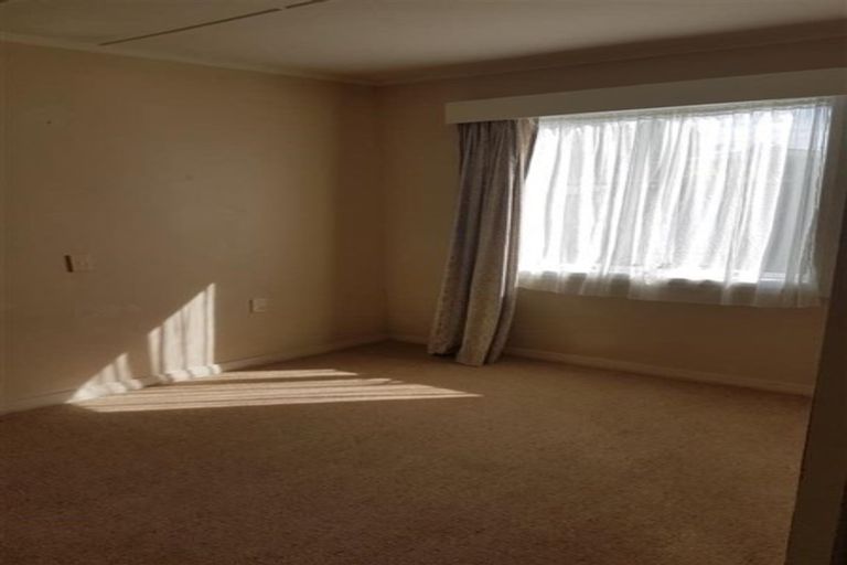 Photo of property in 1 Imperial Place, Henderson, Auckland, 0612