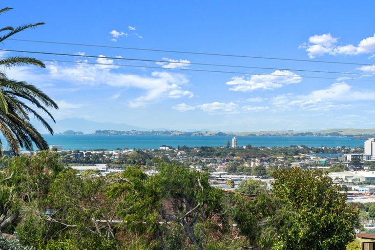 Photo of property in 27 High Road, Glenfield, Auckland, 0629