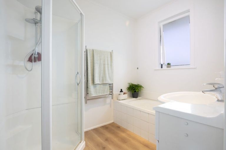 Photo of property in 33 Dawnhaven Drive, Te Atatu Peninsula, Auckland, 0610