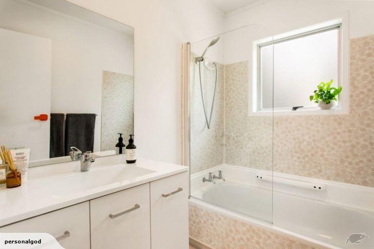Photo of property in 3a/2 Kirrie Avenue, Te Atatu South, Auckland, 0610