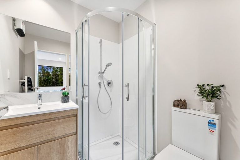 Photo of property in 17 Don Oliver Lane, Glen Eden, 0602