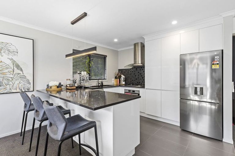 Photo of property in 14 Mooring Close, Whitby, Porirua, 5024