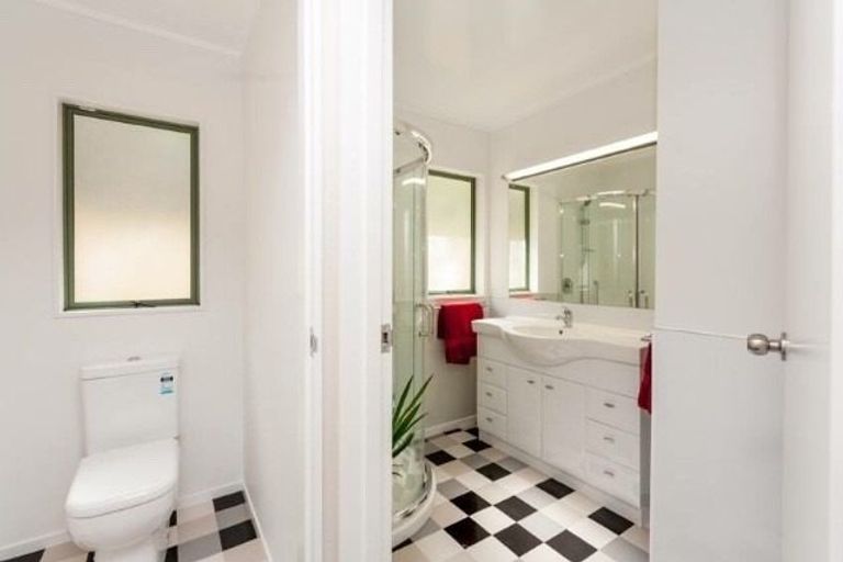 Photo of property in 23 Seaview Road, Marfell, New Plymouth, 4310