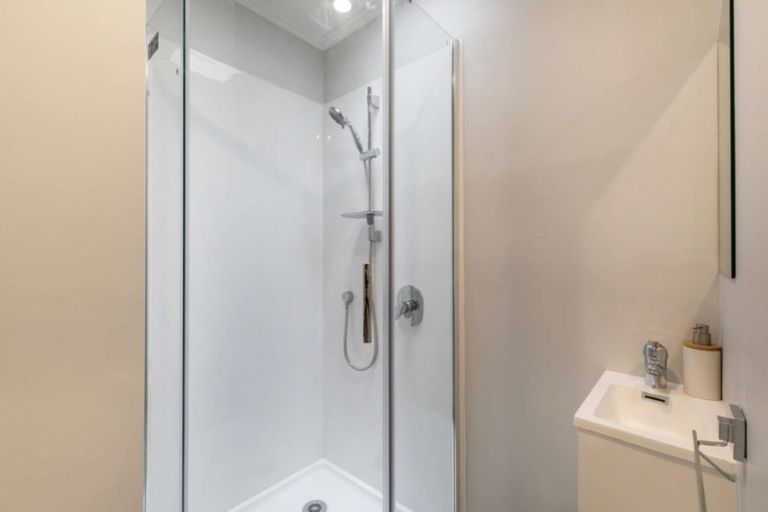 Photo of property in 2/42 Raleigh Road, Northcote, Auckland, 0627