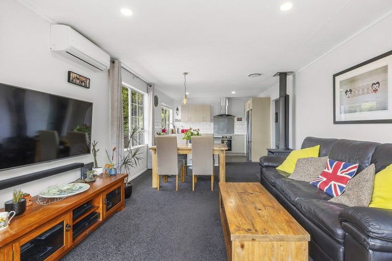 Photo of property in 1/40 Salford Street, Newlands, Wellington, 6037
