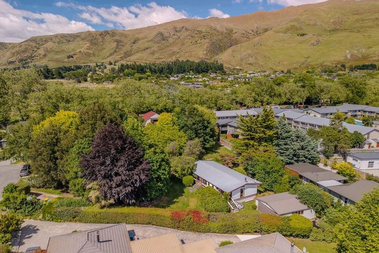Photo of property in 24 Heuchan Lane, Wanaka, 9305