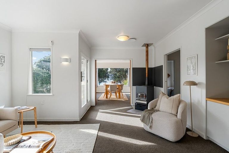 Photo of property in 318 Queens Drive, Lyall Bay, Wellington, 6022