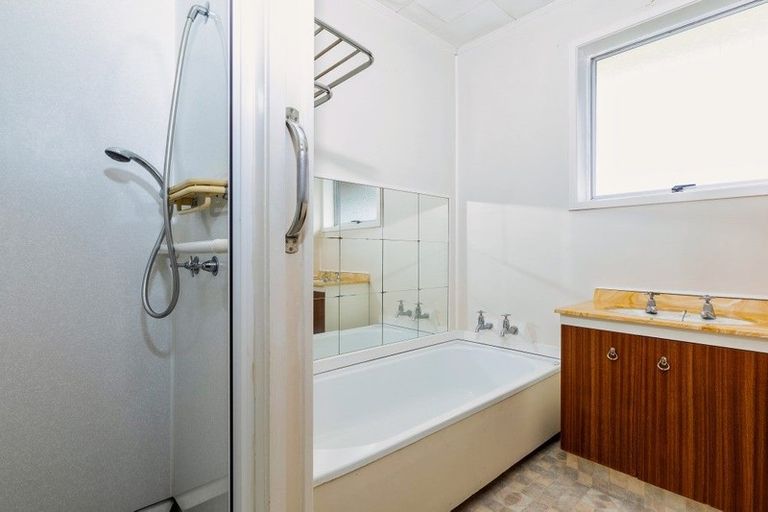 Photo of property in 2/185 Henderson Valley Road, Henderson, Auckland, 0612