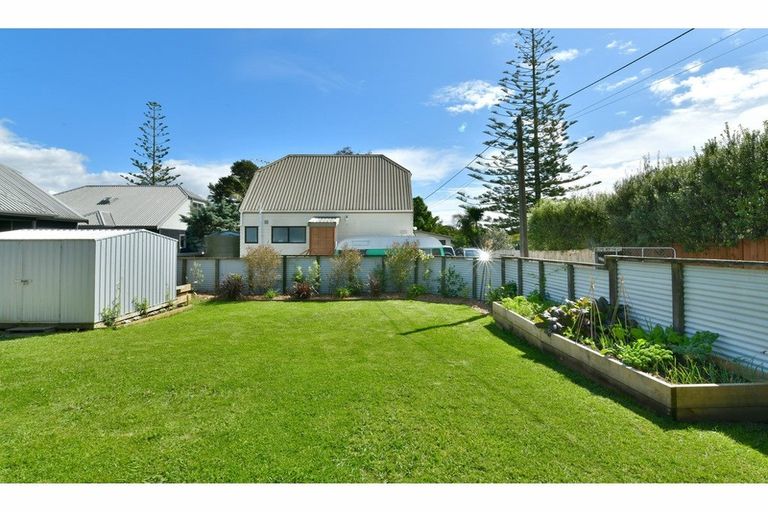 Photo of property in 30 Holiday Road, Stanmore Bay, Whangaparaoa, 0932