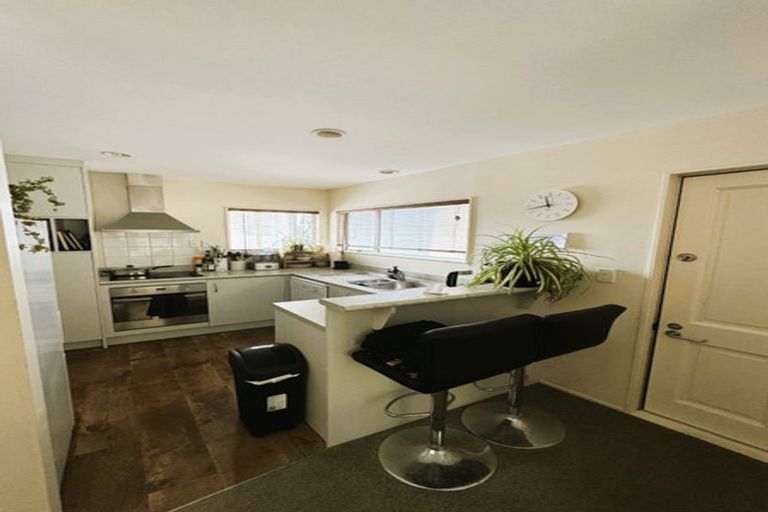 Photo of property in 7/138 Queens Drive, Lyall Bay, Wellington, 6022