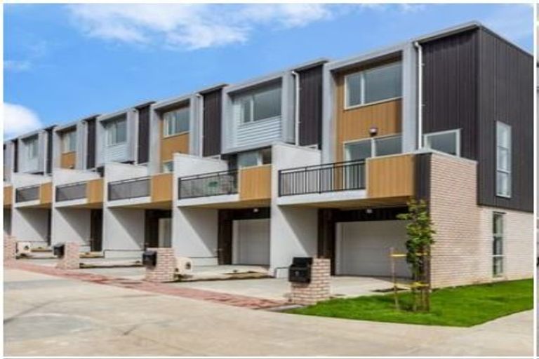 Photo of property in 1 Folkes Lane, New Lynn, Auckland, 0600