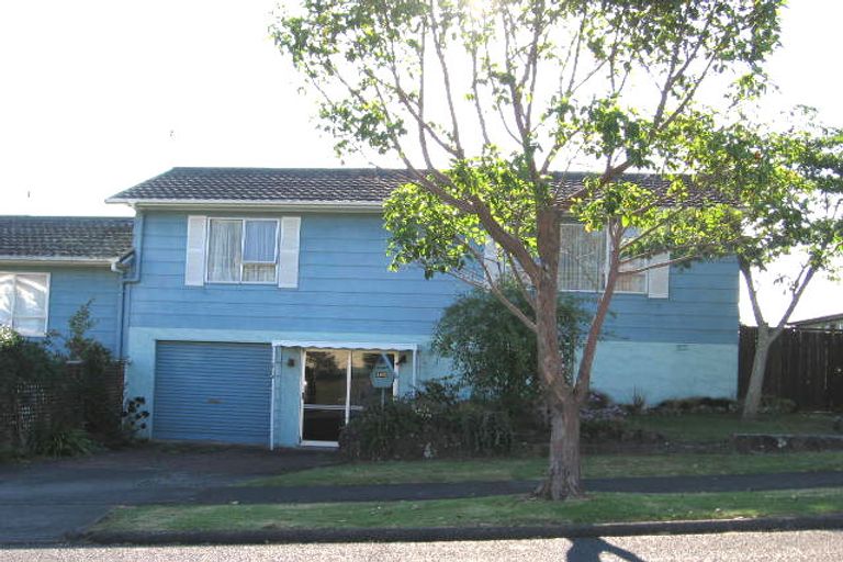 Photo of property in 16 Craigbank Avenue, New Lynn, Auckland, 0600