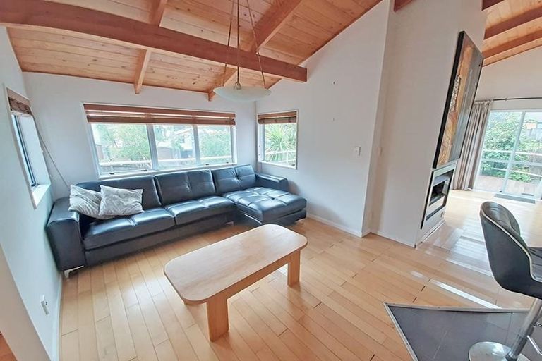 Photo of property in 14 La Roche Place, Northcote, Auckland, 0627