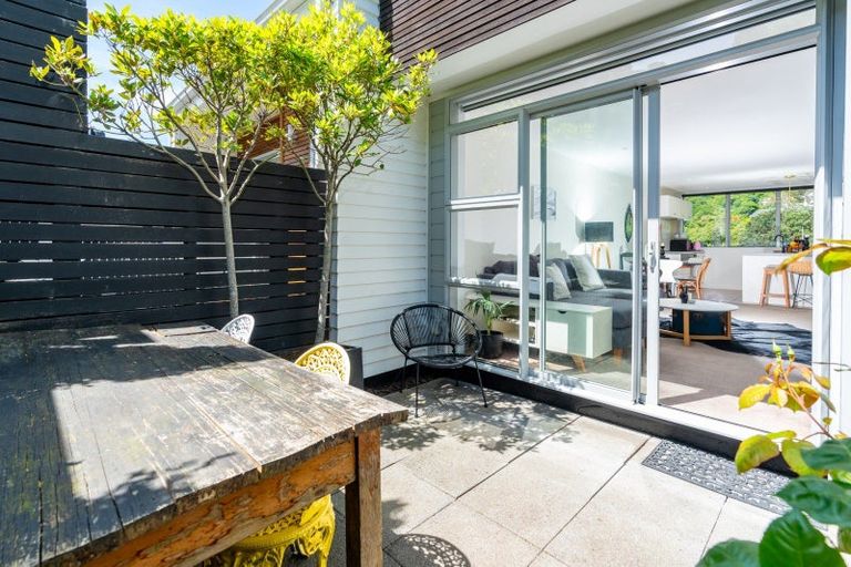 Photo of property in 11 Tiketike Way, Brooklyn, Wellington, 6021