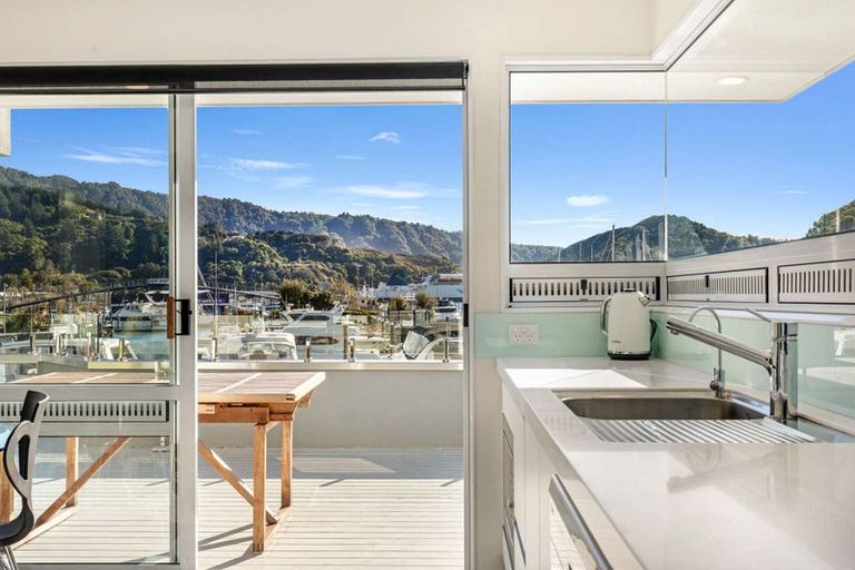 Photo of property in 39 Waikawa Road, Picton, 7220