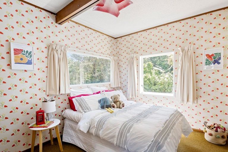 Photo of property in 40 Glanmire Road, Newlands, Wellington, 6037