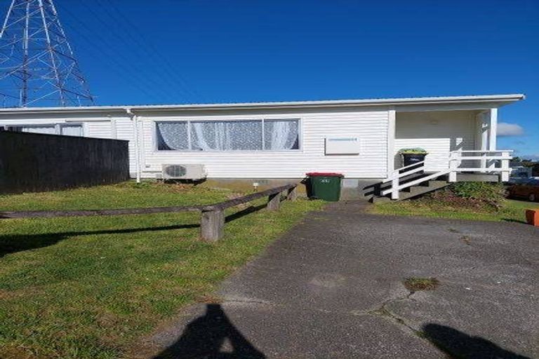 Photo of property in 7 Chetwode Grove, Newlands, Wellington, 6037