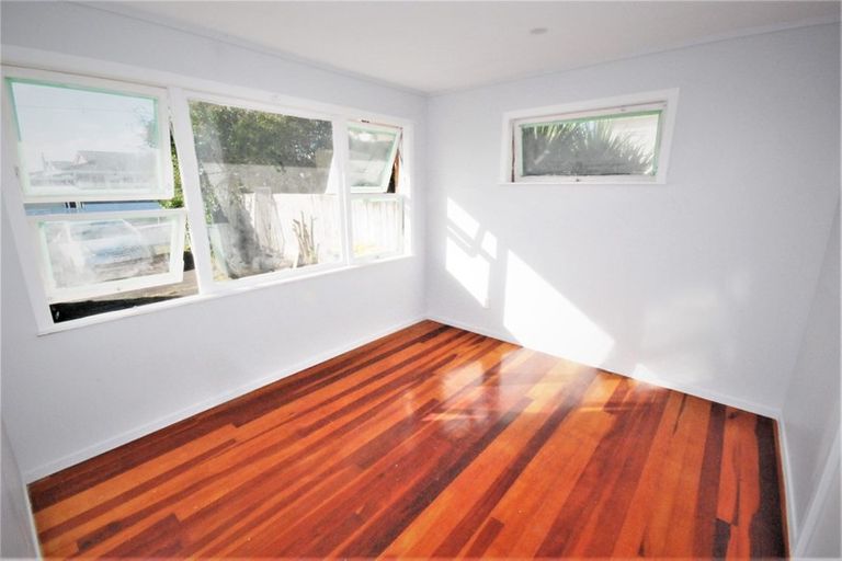 Photo of property in 2/2 Hinau Street, New Lynn, Auckland, 0600