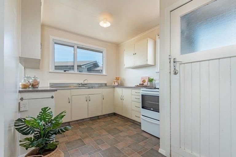 Photo of property in 28 Holdsworth Avenue, Milson, Palmerston North, 4414