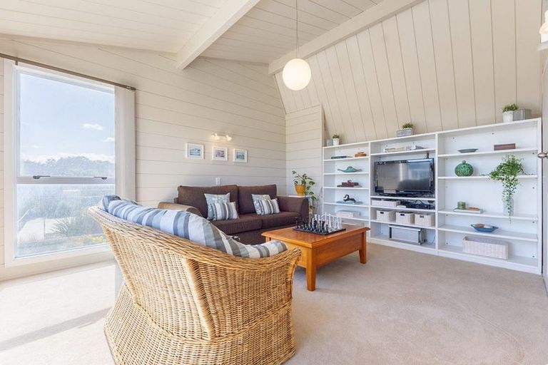 Photo of property in 115 Field Way, Waikanae Beach, Waikanae, 5036