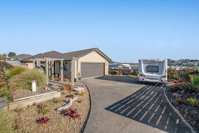 Photo of property in 16 Seamount Drive, Red Beach, 0932