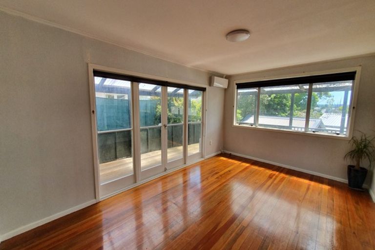 Photo of property in 6 Ozich Avenue, Te Atatu South, Auckland, 0610