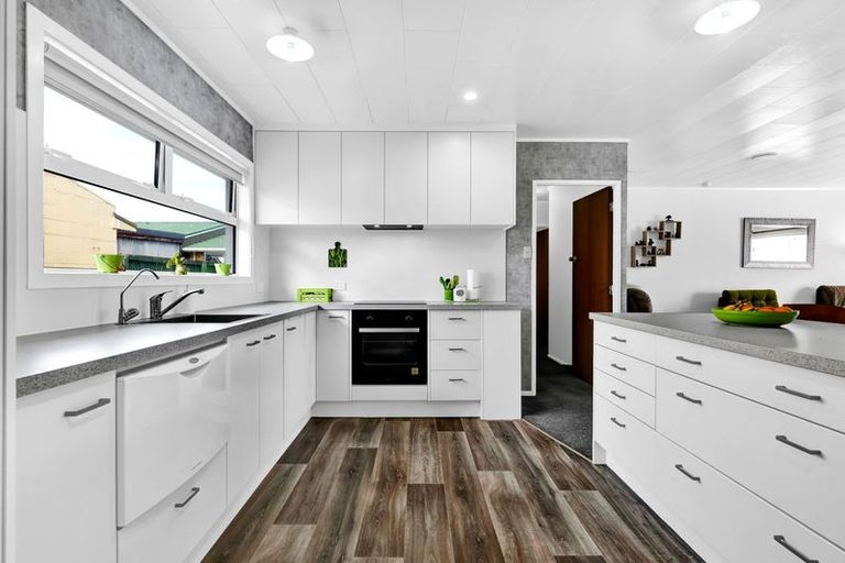 Photo of property in 61 Murray Avenue, Hawera, 4610