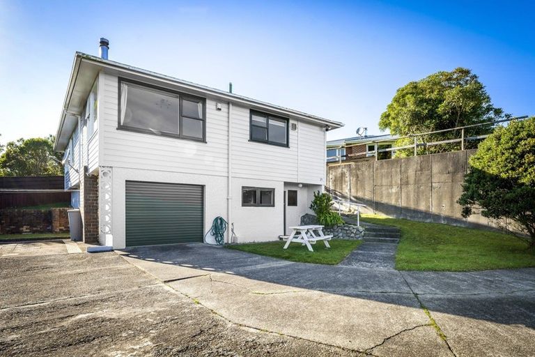 Photo of property in 25 Longcroft Terrace, Newlands, Wellington, 6037