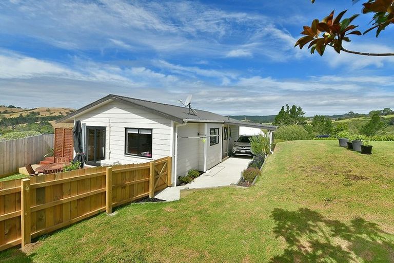 Photo of property in 16 Rauta Way, Helensville, 0800