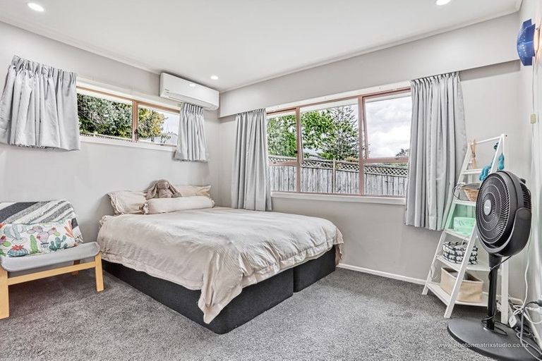 Photo of property in 2/33 Lowtherhurst Road, Massey, Auckland, 0614