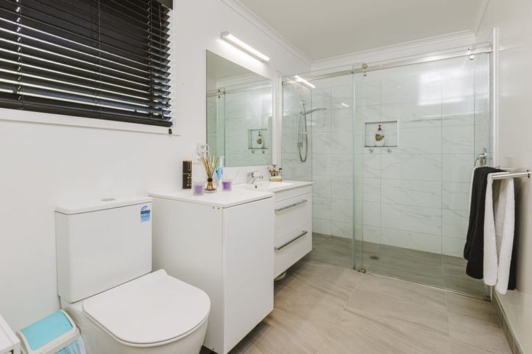 Photo of property in 2 Waituarua Drive, Takanini, 2112