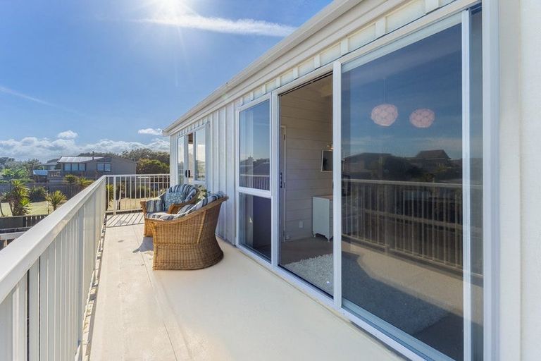 Photo of property in 115 Field Way, Waikanae Beach, Waikanae, 5036