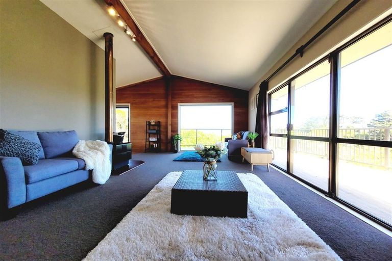 Photo of property in 10 Bayswater Place, Newlands, Wellington, 6037