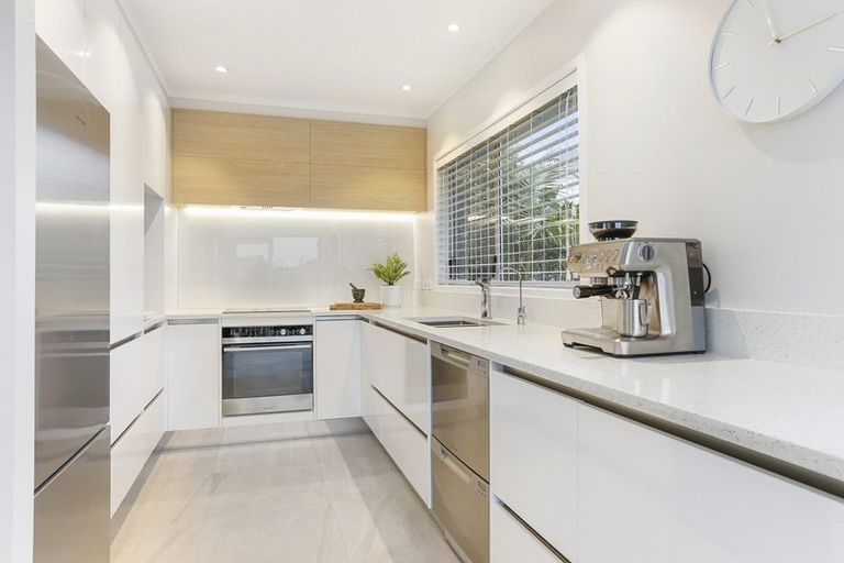 Photo of property in 2/37 Shanaway Rise, Hillcrest, Auckland, 0627