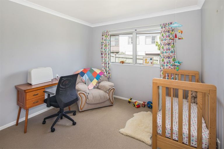 Photo of property in 3 Kingsbridge Place, Newlands, Wellington, 6037