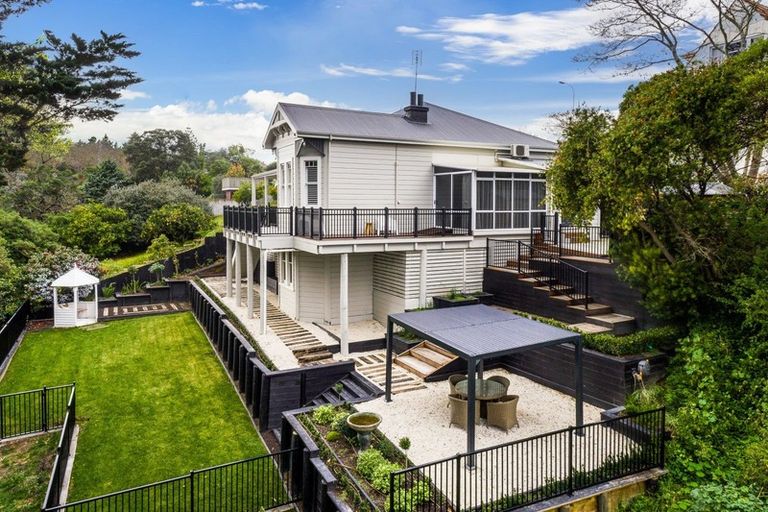 Photo of property in 15 Lawrence Road, Hospital Hill, Napier, 4110