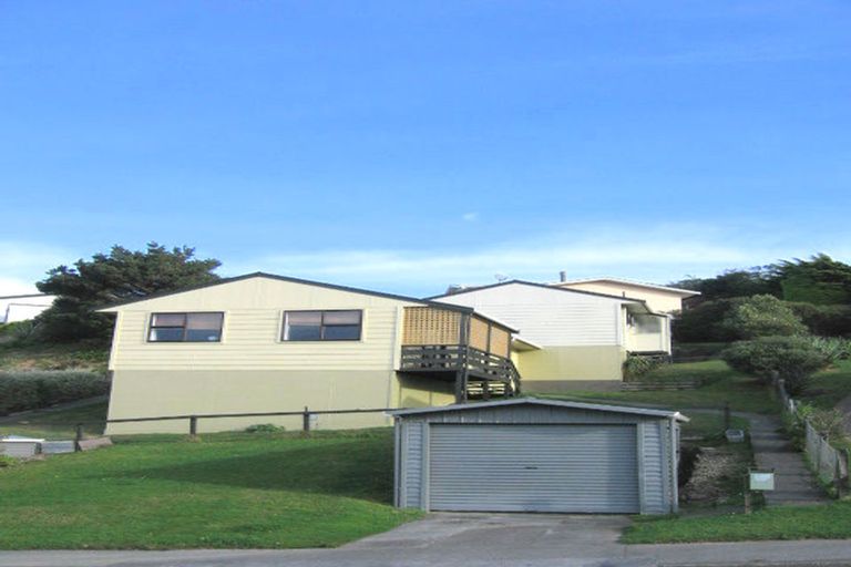 Photo of property in 15 Fernhaven Grove, Newlands, Wellington, 6037