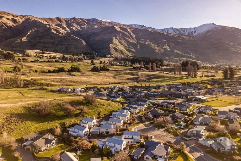 Photo of property in 9 Meadowbrook Place, Wanaka, 9305