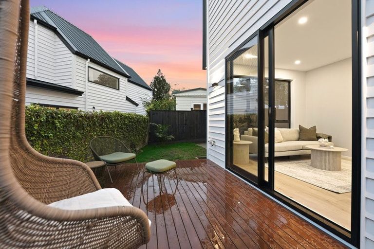 Photo of property in 8c Catalina Crescent, Forrest Hill, Auckland, 0620