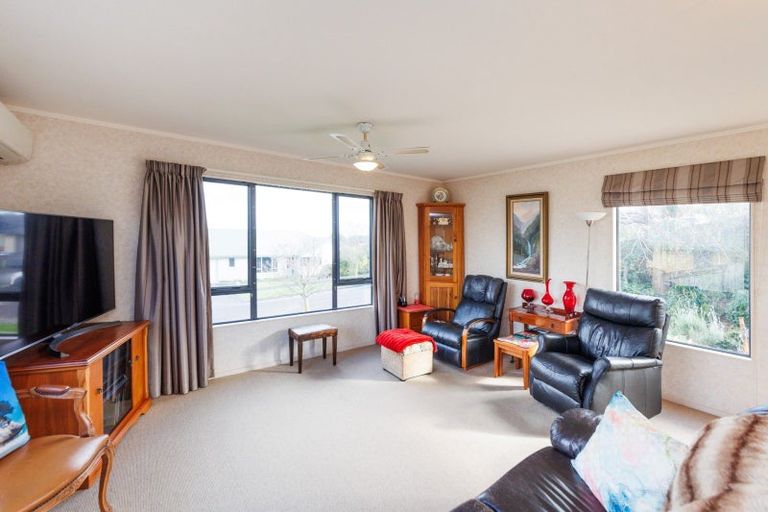 Photo of property in 6 Jordan Way, Kelvin Grove, Palmerston North, 4414