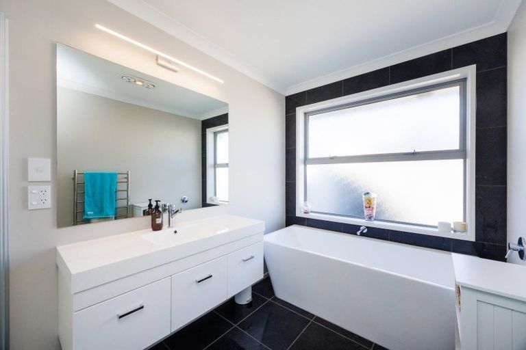 Photo of property in 34 Dogwood Way, Milson, Palmerston North, 4414