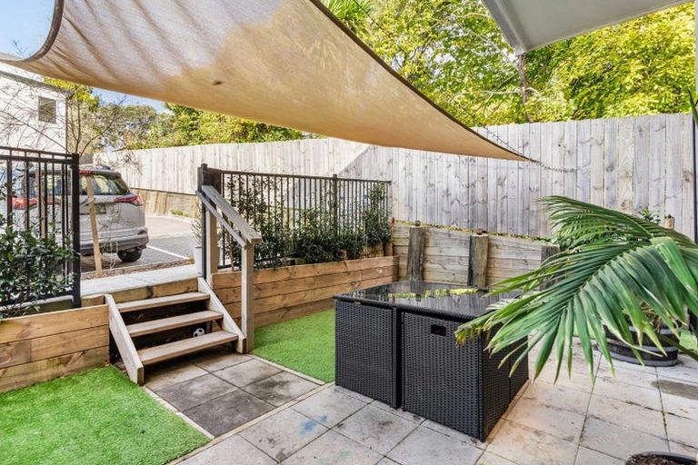 Photo of property in 23 Tokai Place, Glen Eden, Auckland, 0602