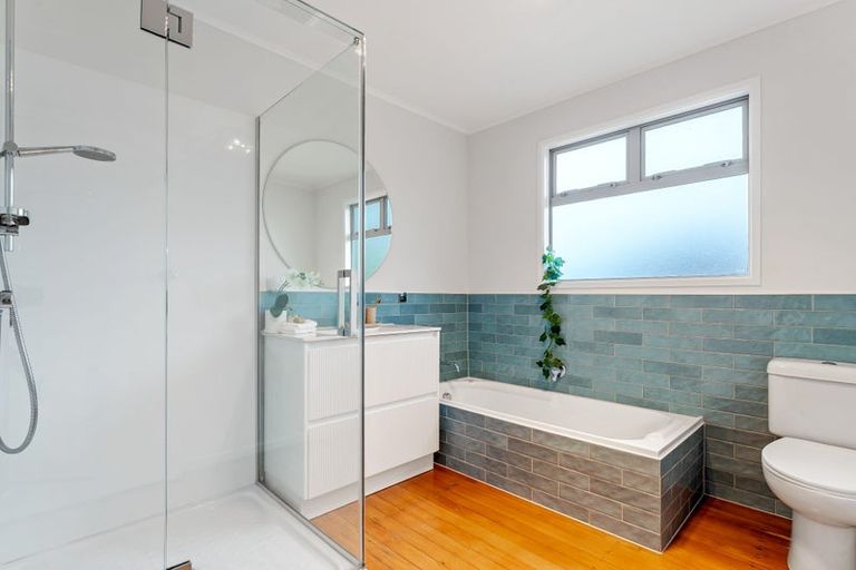 Photo of property in 12 Tawhana Crescent, Red Beach, 0932