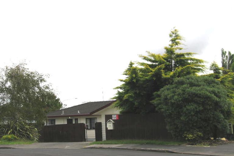 Photo of property in 1/7 Sevilla Place, Unsworth Heights, Auckland, 0632