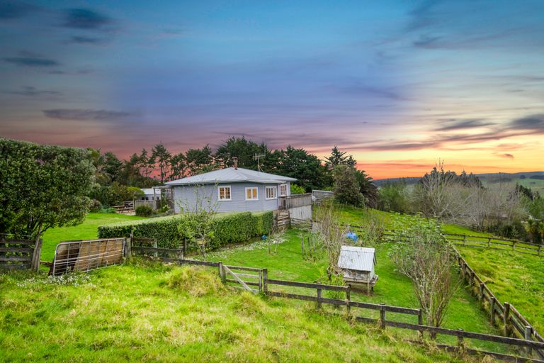 Photo of property in 203 Mangakura Road, Helensville, 0875