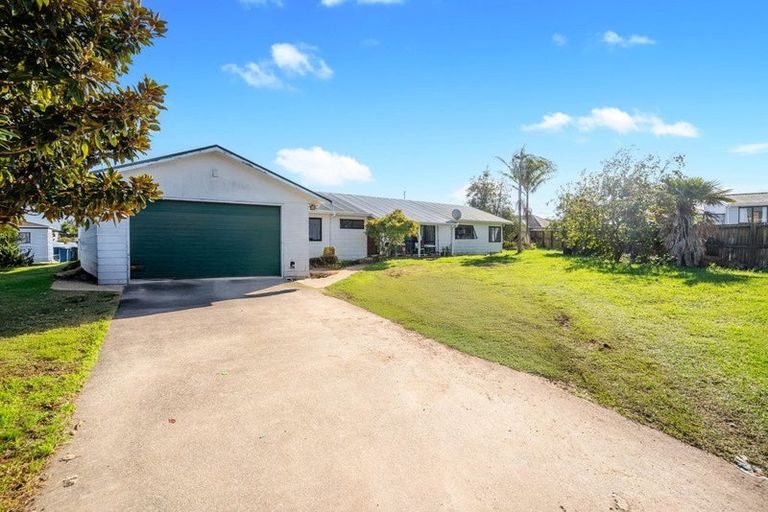 Photo of property in 17 Solveig Place, Randwick Park, Auckland, 2105