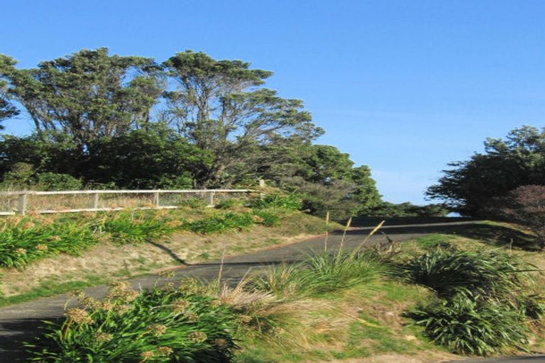 Photo of property in 208 Nevay Road, Karaka Bays, Wellington, 6022