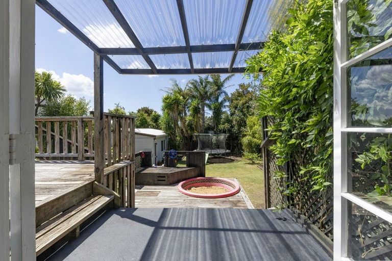 Photo of property in 25 Taipari Road, Te Atatu Peninsula, Auckland, 0610