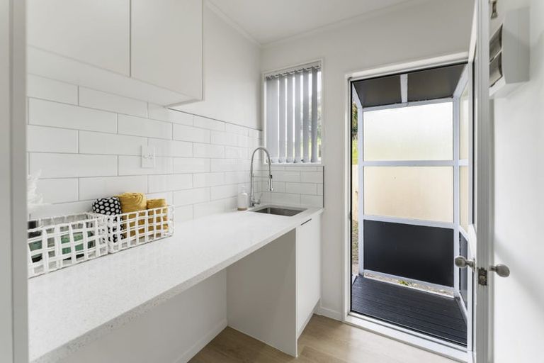 Photo of property in 8 Halloran Place, Massey, Auckland, 0614